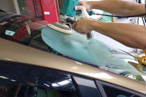 MITSUBISHI i　窓ガラス磨きとホイールコーティング施工